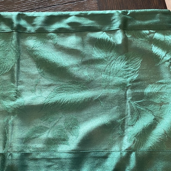 Green table runner. - Picture 2 of 2
